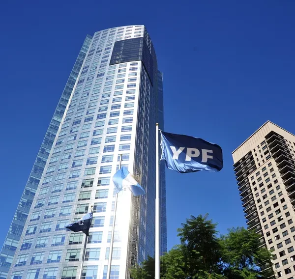 Las acciones de YPF aumentaron el 40% después del anuncio de Javier Milei que va a privatizarla