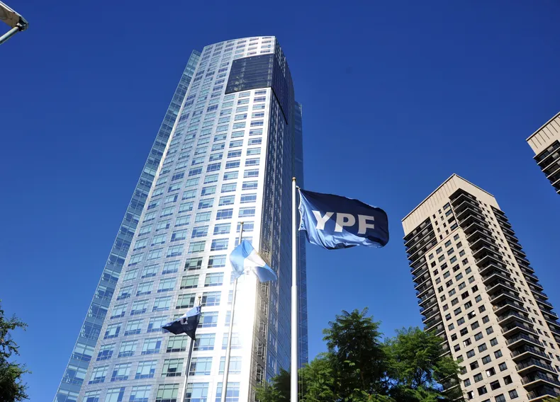 Las acciones de YPF aumentaron el 40% después del anuncio de Javier Milei que va a privatizarla